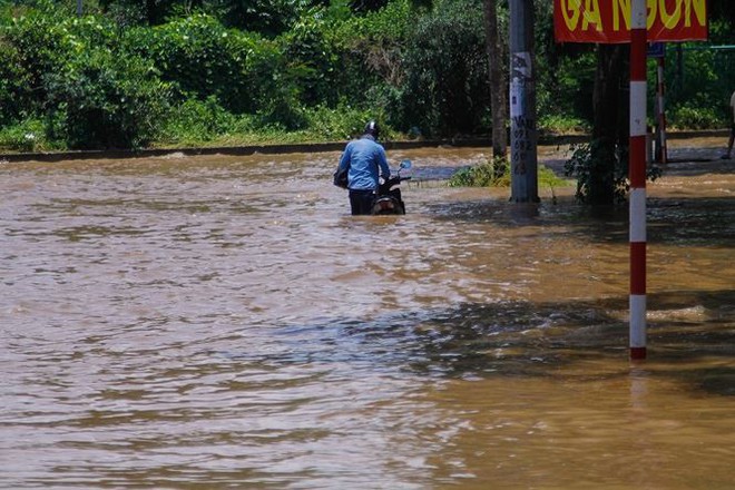 Đường ngập lụt, người dân chèo thuyền như sông nước miền Tây  - Ảnh 7.