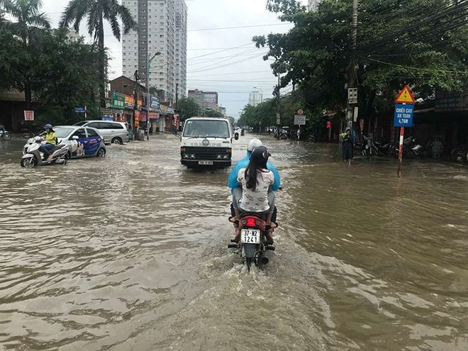 Đường ngập lụt, người dân chèo thuyền như sông nước miền Tây  - Ảnh 9.