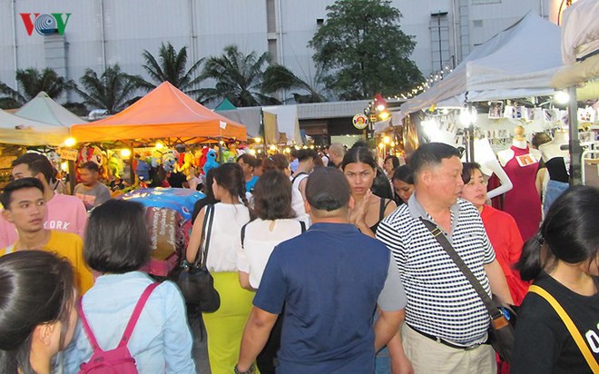 Khám phá thiên đường ẩm thực ở chợ đêm Ratchada, Bangkok - Ảnh 1.