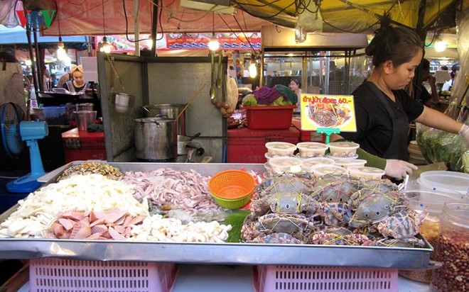 Khám phá thiên đường ẩm thực ở chợ đêm Ratchada, Bangkok - Ảnh 2.