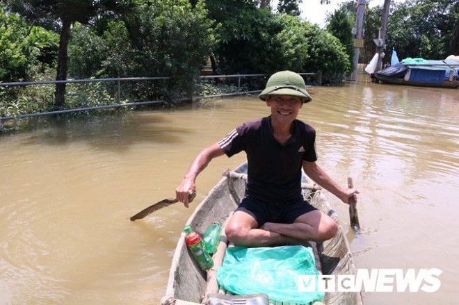 Ảnh: Nắng chang chang, dân Thủ đô vẫn chèo thuyền trong dòng nước ngập - Ảnh 16.