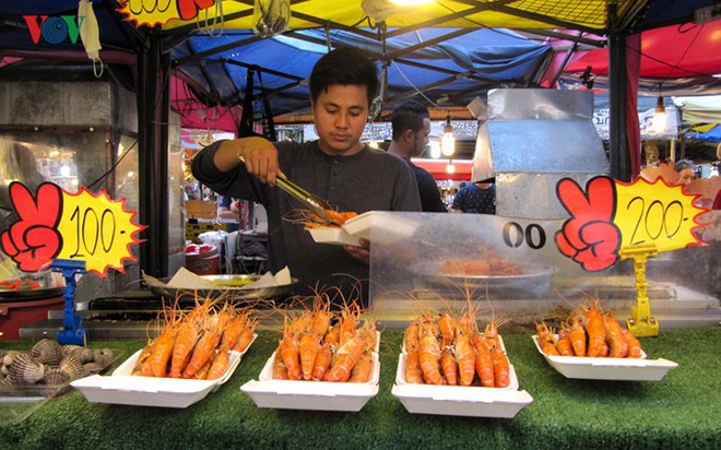 Khám phá thiên đường ẩm thực ở chợ đêm Ratchada, Bangkok - Ảnh 3.