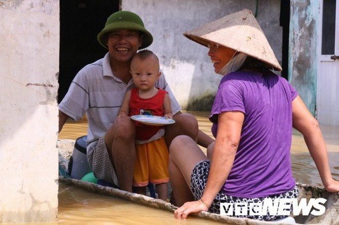 Ảnh: Nắng chang chang, dân Thủ đô vẫn chèo thuyền trong dòng nước ngập - Ảnh 3.