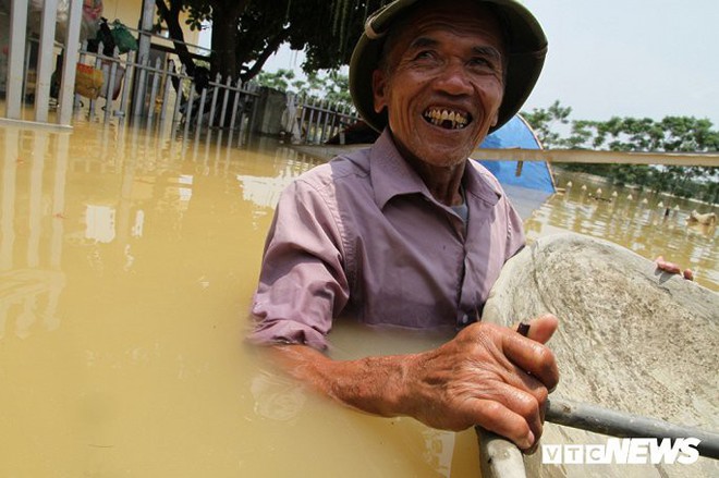 Ảnh: Nắng chang chang, dân Thủ đô vẫn chèo thuyền trong dòng nước ngập - Ảnh 4.