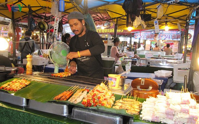 Khám phá thiên đường ẩm thực ở chợ đêm Ratchada, Bangkok - Ảnh 7.