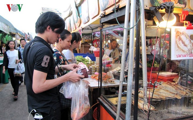 Khám phá thiên đường ẩm thực ở chợ đêm Ratchada, Bangkok - Ảnh 9.