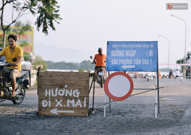 Chùm ảnh: Người lớn, trẻ nhỏ Hà Nội mặc áo phao ùa ra đường tỉnh lộ bơi lội, đánh cá sau nhiều ngày mưa ngập - Ảnh 2.