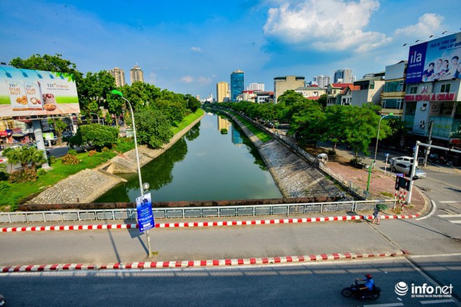 Bất ngờ hình ảnh sông Tô Lịch lột xác nên thơ sau đợt mưa dài ngày - Ảnh 2.