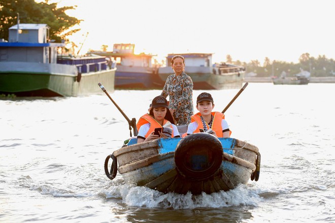 Ngọc Hân, Huyền My đi ghe xuồng tặng sách tại Chợ nổi Cái Răng - Ảnh 1.