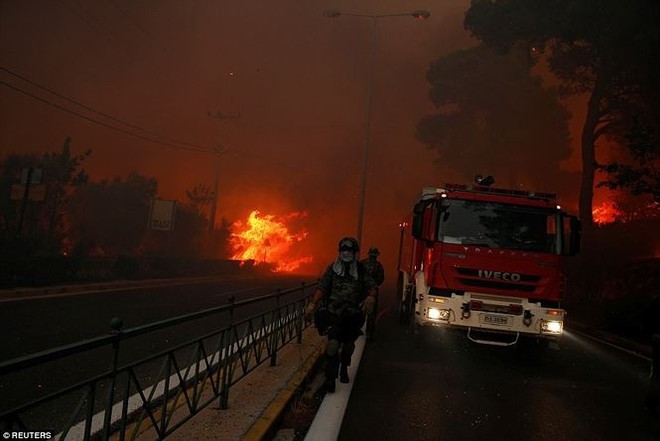 Cháy rừng ở Hy Lạp: 90 người thương vong, cảnh tượng như ngày tận thế - Ảnh 10.