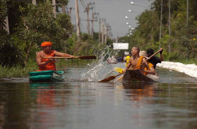 20 cảnh ngập lụt khắp thế giới: Cách duy nhất để vượt qua nghịch cảnh là phải lầy lội hơn cả nước lũ thì mới được - Ảnh 14.
