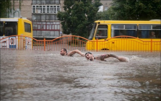 20 cảnh ngập lụt khắp thế giới: Cách duy nhất để vượt qua nghịch cảnh là phải lầy lội hơn cả nước lũ thì mới được - Ảnh 19.