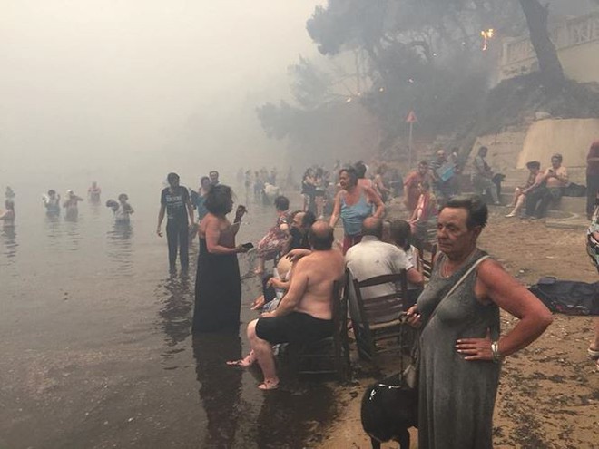 Cháy rừng ở Hy Lạp: 90 người thương vong, cảnh tượng như ngày tận thế - Ảnh 2.