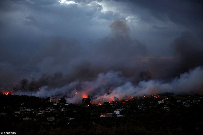 Cháy rừng ở Hy Lạp: 90 người thương vong, cảnh tượng như ngày tận thế - Ảnh 4.