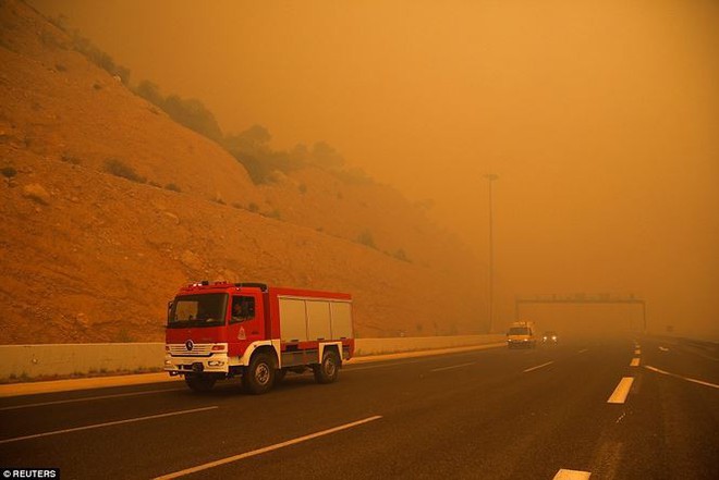Cháy rừng ở Hy Lạp: 90 người thương vong, cảnh tượng như ngày tận thế - Ảnh 5.