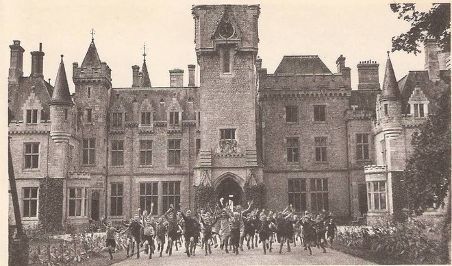 Lâu đài cổ bỏ hoang ở Bỉ: Từ niềm tự hào của giới quý tộc châu Âu đến trại trẻ mồ côi đáng sợ, giờ trở nên hoang tàn rùng rợn - Ảnh 6.