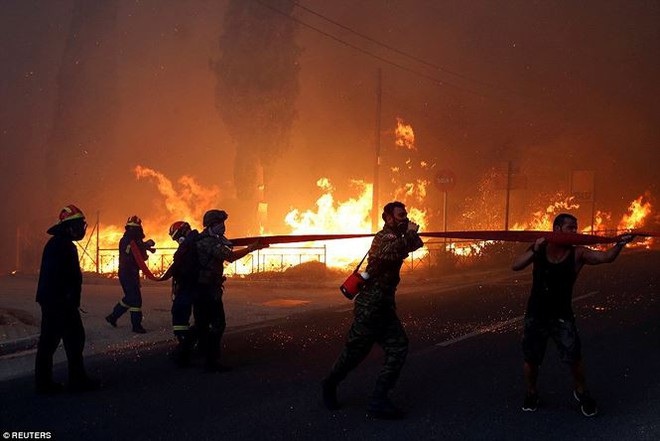 Cháy rừng ở Hy Lạp: 90 người thương vong, cảnh tượng như ngày tận thế - Ảnh 8.