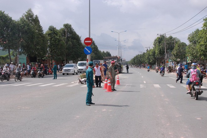 Xe điên cán người đàn ông đi xe máy tử vong, tông đổ trụ đèn chiếu sáng - Ảnh 1.