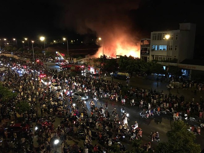 Cháy lớn tại TP Hưng Yên, ngọn lửa bốc lên dữ dội - Ảnh 2.