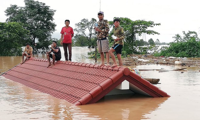 24h qua ảnh: Người dân mắc kẹt trên mái nhà vì vỡ đập thủy điện ở Lào - Ảnh 3.