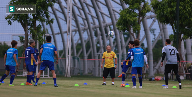 HLV Park Hang-seo than khó vì đối thủ bị FIFA... cấm - Ảnh 3.