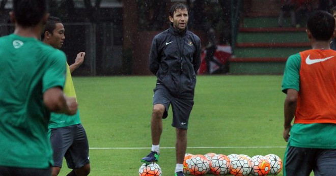 luis-milla-latihan-timnas-indonesia-u-22_1ke0lw6nsclq61az8ja7mq782k-800x420