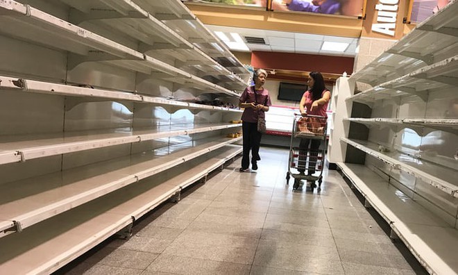 Lạm phát kinh hoàng ở Venezuela: Đi chợ phải mang xe đẩy chở tiền - Ảnh 1.