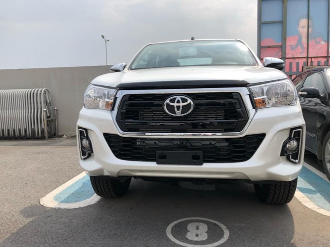 Cận cảnh hàng nóng Toyota Hilux 2018 nhập khẩu vừa cập bến - Ảnh 3.