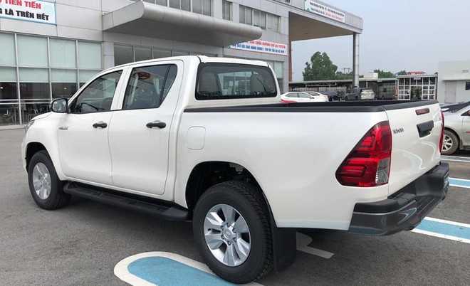 Cận cảnh hàng nóng Toyota Hilux 2018 nhập khẩu vừa cập bến - Ảnh 4.