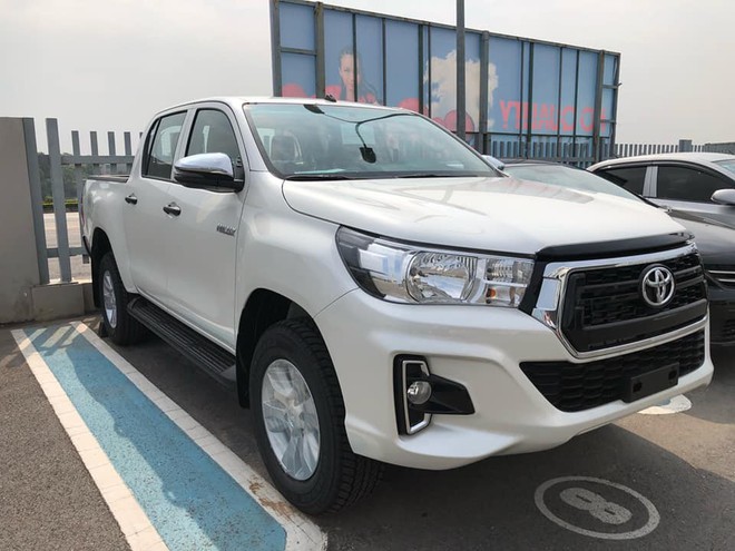 Cận cảnh hàng nóng Toyota Hilux 2018 nhập khẩu vừa cập bến - Ảnh 1.