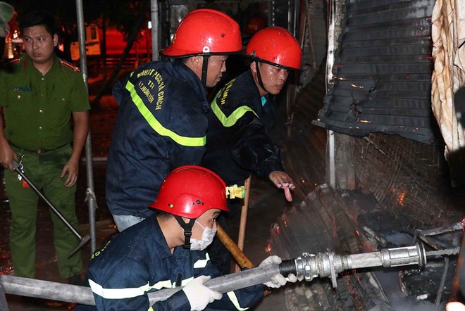 Cháy chợ Gạo Hưng Yên: Tiểu thương chỉ biết nhìn nhau khóc trước đống hoang tàn, đổ nát - Ảnh 7.