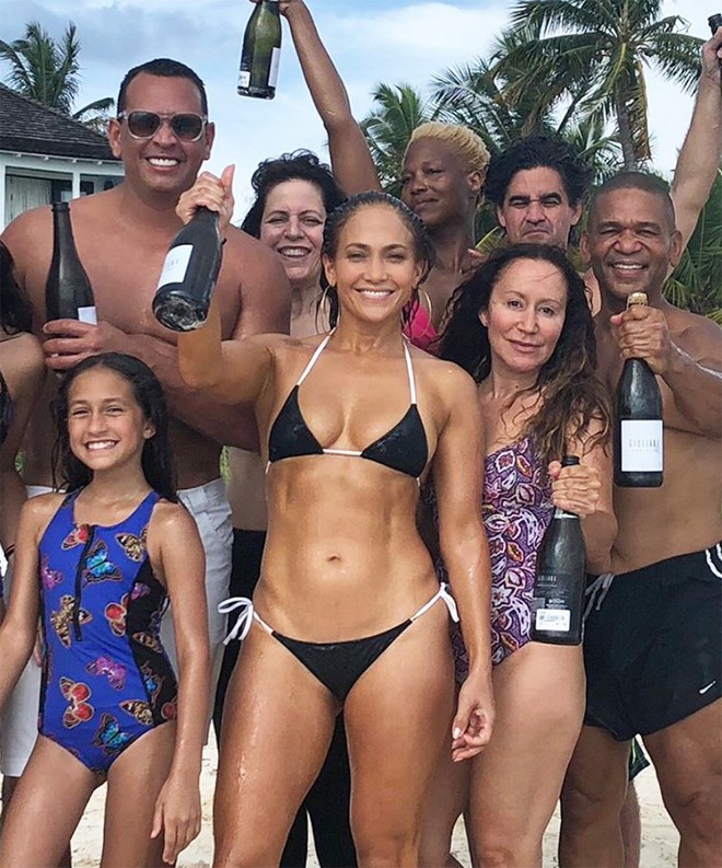 Diện bikini “kiệm vải” ăn mừng sinh nhật tuổi 49, Jennifer Lopez gây sốt với vẻ đẹp không tuổi - Ảnh 1.