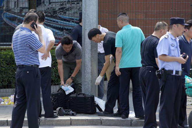 Đánh bom rung chuyển bên ngoài đại sứ quán Mỹ tại Bắc Kinh, nghi phạm đến từ Nội Mông - Ảnh 2.