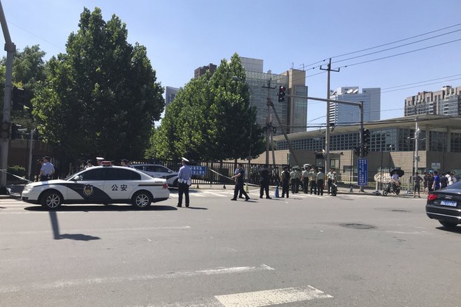 Đánh bom rung chuyển bên ngoài đại sứ quán Mỹ tại Bắc Kinh, nghi phạm đến từ Nội Mông - Ảnh 4.