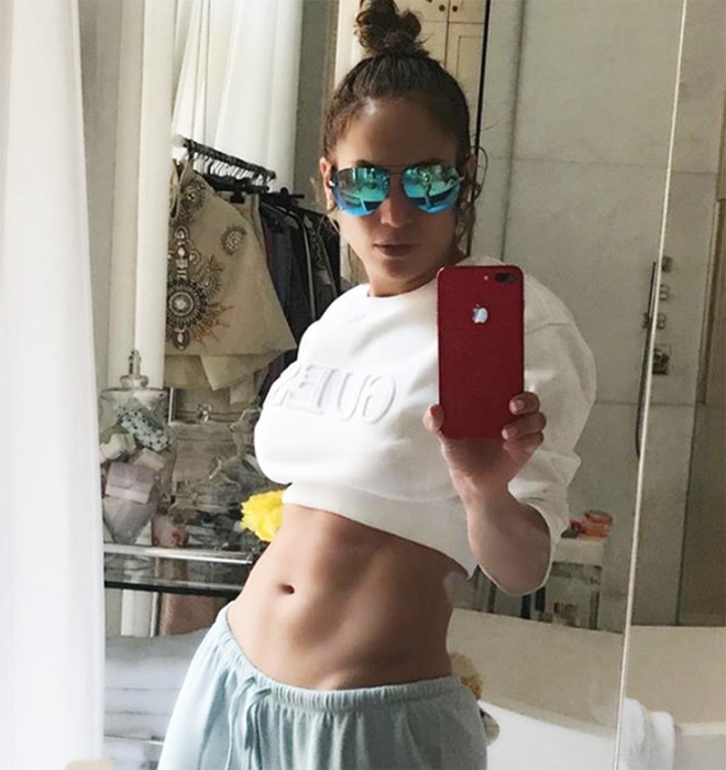 Diện bikini “kiệm vải” ăn mừng sinh nhật tuổi 49, Jennifer Lopez gây sốt với vẻ đẹp không tuổi - Ảnh 3.