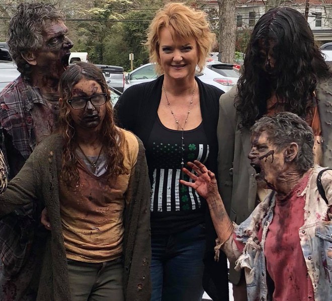 Bà ngoại quái chiêu: Chẳng thích trông cháu, chỉ thích làm zombie để rồi được nhận vai diễn quần chúng trong The Walking Dead - Ảnh 7.