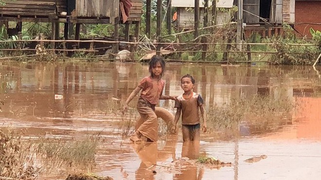 Vỡ đập thủy điện ở Lào: Mọi thứ ngập ngụa trong bùn, trẻ em lem luốc đói lả nhận cứu trợ - Ảnh 1.