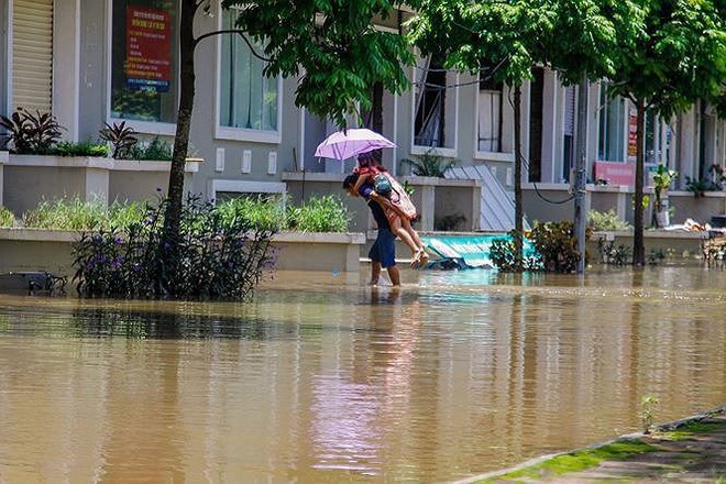 Sau ngập, làng biệt thự triệu đô lộ nhiều bất cập - Ảnh 2.