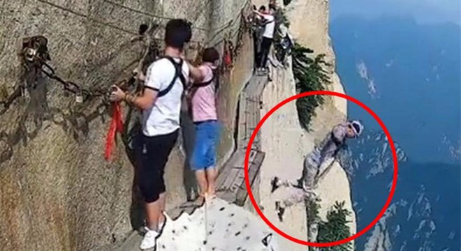 Đang đi trên vách núi nguy hiểm bậc nhất thế giới, người đàn ông đột nhiên tháo dây an toàn rồi nhảy xuống vực - Ảnh 2.