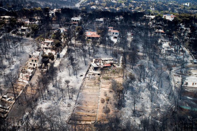 24h qua ảnh: Quang cảnh tan hoang sau đám cháy rừng kinh hoàng ở Hy Lạp - Ảnh 5.