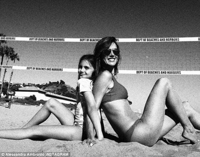 Alessandra Ambrosio bikini trắng thả dáng thiên thần trên biển - Ảnh 12.