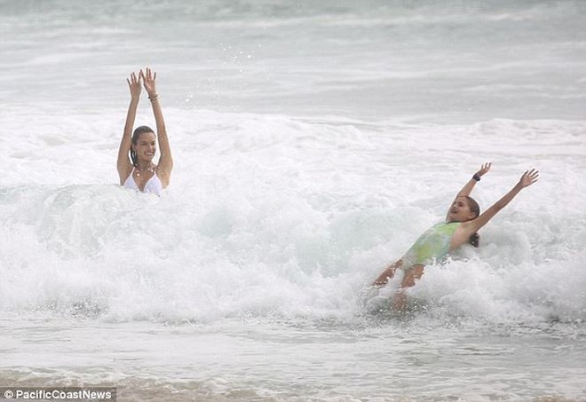 Alessandra Ambrosio bikini trắng thả dáng thiên thần trên biển - Ảnh 4.