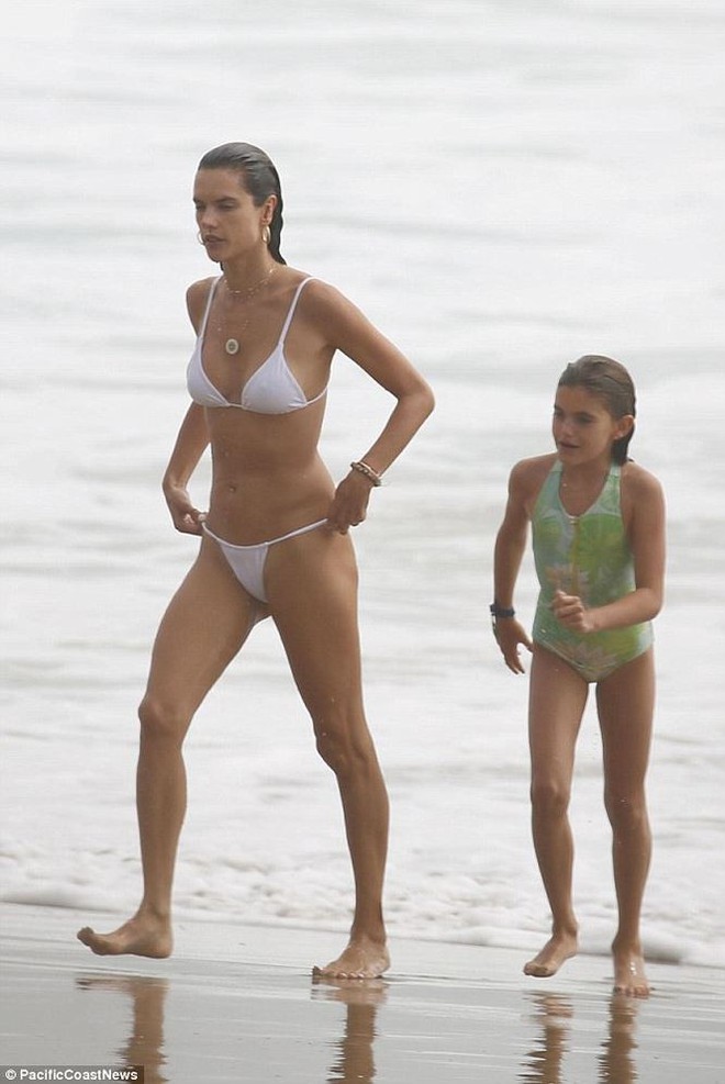 Alessandra Ambrosio bikini trắng thả dáng thiên thần trên biển - Ảnh 6.