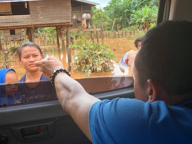 Vỡ đập thủy điện ở Lào: Mọi thứ ngập ngụa trong bùn, trẻ em lem luốc đói lả nhận cứu trợ - Ảnh 6.