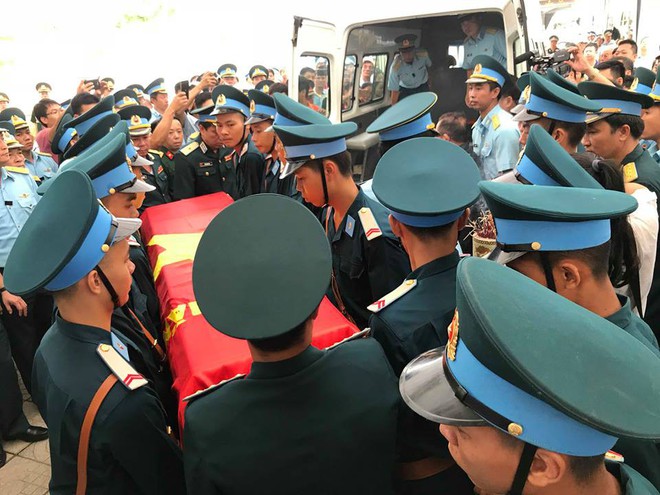 Lễ viếng 2 phi công Su-22: Con trai nhỏ hỏi bố đâu, ông ngoại chỉ biết khóc lặng - Ảnh 12.