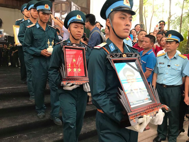 Lễ viếng 2 phi công Su-22: Con trai nhỏ hỏi bố đâu, ông ngoại chỉ biết khóc lặng - Ảnh 13.