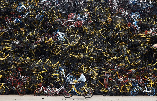Choáng với hình ảnh núi xe đạp rác ở Trung Quốc - Ảnh 1.