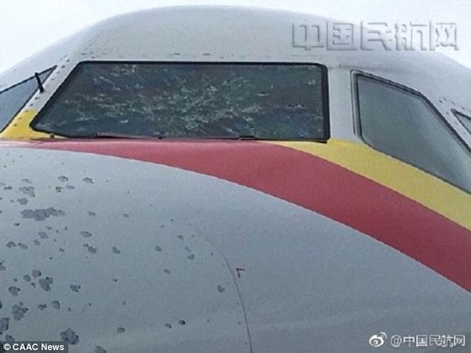 Máy bay Trung Quốc vỡ kính, móp đầu vì mưa đá - Ảnh 1.