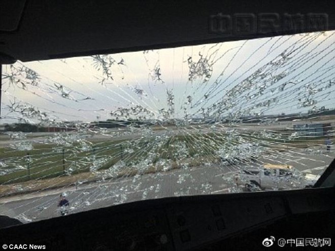 Máy bay Trung Quốc vỡ kính, móp đầu vì mưa đá - Ảnh 2.