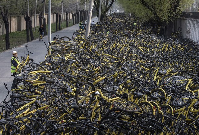 Choáng với hình ảnh núi xe đạp rác ở Trung Quốc - Ảnh 12.
